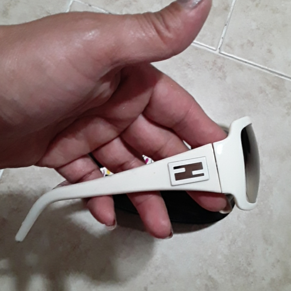 Glasses - Picture 3 of 5
